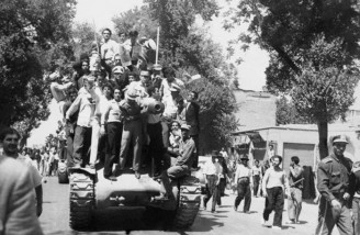 هواداران شاه سوار بر تانک ارتش در خیابان های تهران| 28 مرداد 1332