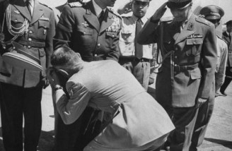 استقبال افسران ارتش از شاه پس از بازگشت به ایران| 1شهریور 1332