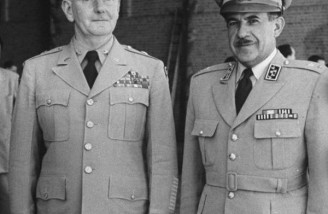 ژنرال "مک کلور" (سمت چپ) مستشار نظامی امریکا در هیات استقبال از محمدرضاشاه در فرودگاه|1 شهریور 1332