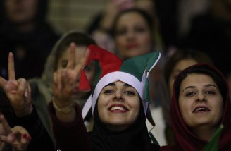 بانوان در مسابقه بسکتبال ایران و عراق در ورزشگاه آزادی