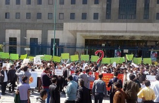 تجمع اعتراضی به مذاکرات هسته ای در مقابل مجلس