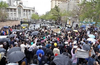 تجمع مردم مقابل سفارت عربستان
