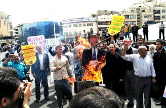 آتش زدن پرچم آمریکا و تذکر به دولت حسن روحانی در تهران