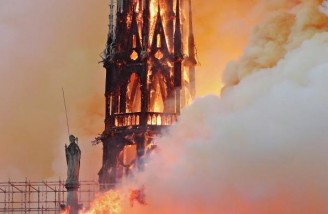 کلیسای نتردام دُ پاری در میان آتش و دود