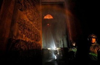 آتش که از بخش شرقی کلیسای «نتردام دُ پاری» آغاز شد، بسرعت به بخش غربی و درب ورودی اصلی رسید| REUTERS|Philippe Wojazer