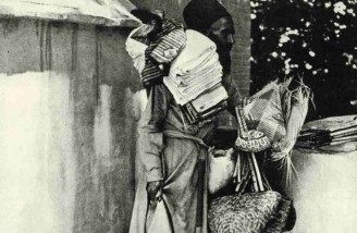 یک مرد فروشنده وسایل مورد نیاز برای حمام در تهران تصاویر ِ مجله نشنال جئوگرافیک از ایران در فروردین ماه سال ۱۳۰۰