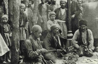 یک رستوران در فضای باز در تهران تصاویر ِ مجله نشنال جئوگرافیک از ایران در فروردین ماه سال ۱۳۰۰