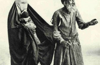 یک پیرمرد نابینا که یک زن با نوزادش او را همراهی می کند تصاویر ِ مجله نشنال جئوگرافیک از ایران در فروردین ماه سال ۱۳۰۰