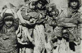 کودکان عضو یک عشیره در حومه شهر تهران تصاویر ِ مجله نشنال جئوگرافیک از ایران در فروردین ماه سال ۱۳۰۰