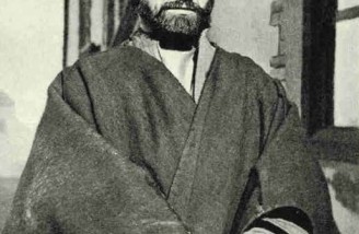 یک روحانی که به ناخن هایش حنا زده است تصاویر ِ مجله نشنال جئوگرافیک از ایران در فروردین ماه سال ۱۳۰۰