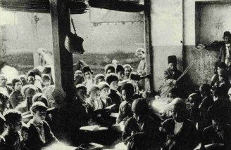 دانش آموزان در یک مکتب خانه تصاویر ِ مجله نشنال جئوگرافیک از ایران در فروردین ماه سال ۱۳۰۰