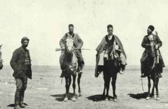 یک خان و محافظانش تصاویر ِ مجله نشنال جئوگرافیک از ایران در فروردین ماه سال ۱۳۰۰