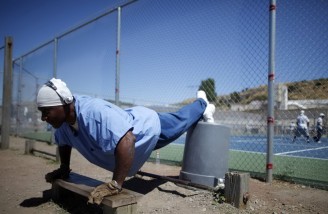 نمای آمریکا از پشت میله های زندان