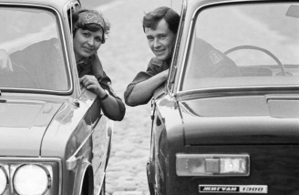 مرد و زنی در ماشین های ژیگولی تولید شوروی در سال ۱۹۷۱