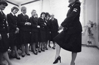 مهمانداران هواپیما در کلاس رقص مدرسه هوانوردی سال ۱۹۸۴