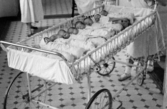 زمان شیر دادن به کودکان تازه متولد شده در یکی از زایشگاه های مسکو ، سال ۱۹۵۵