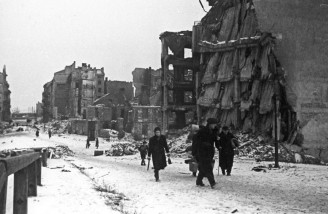 در یکی از خیابان های مخروبه ورشو توسط آلمان ها ، سال ۱۹۴۵