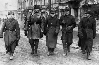 سربازان ارتش سرخ و ارتش لهستان در خیابان های شهر در سال ۱۹۴۵