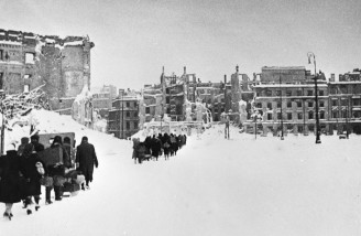 ساکنین ورشو به خانه هایشان باز می گردند، سال ۱۹۴۵