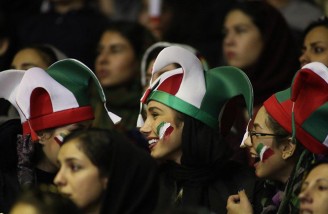 بانوان در مسابقه بسکتبال ایران و عراق در ورزشگاه آزادی