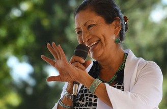 زنان ِ مجلس نمایندگان آمریکا در برابر ِ دونالد ترامپ