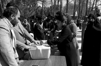 آدم ها در صفِ انتظار جمهوری اسلامی| ۱۲ فروردین ۱۳۵۸