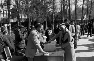 آدم ها در صفِ انتظار جمهوری اسلامی| ۱۲ فروردین ۱۳۵۸