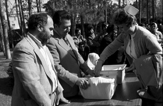آدم ها در صفِ انتظار جمهوری اسلامی| ۱۲ فروردین ۱۳۵۸