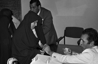 آدم ها در صفِ انتظار جمهوری اسلامی| ۱۲ فروردین ۱۳۵۸