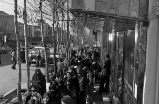 آدم ها در صفِ انتظار جمهوری اسلامی| ۱۲ فروردین ۱۳۵۸