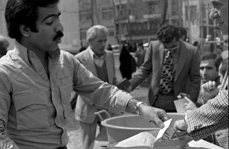 آدم ها در صفِ انتظار جمهوری اسلامی| ۱۲ فروردین ۱۳۵۸