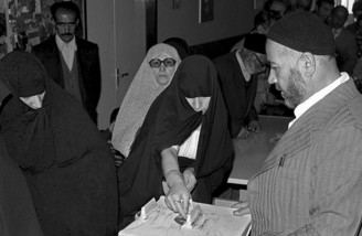 آدم ها در صفِ انتظار جمهوری اسلامی| ۱۲ فروردین ۱۳۵۸