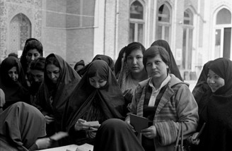 آدم ها در صفِ انتظار جمهوری اسلامی| ۱۲ فروردین ۱۳۵۸