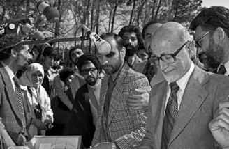 آدم ها در صفِ انتظار جمهوری اسلامی| ۱۲ فروردین ۱۳۵۸