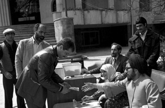 آدم ها در صفِ انتظار جمهوری اسلامی| ۱۲ فروردین ۱۳۵۸