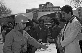 آدم ها در صفِ انتظار جمهوری اسلامی| ۱۲ فروردین ۱۳۵۸