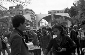 آدم ها در صفِ انتظار جمهوری اسلامی| ۱۲ فروردین ۱۳۵۸