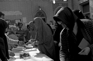 آدم ها در صفِ انتظار جمهوری اسلامی| ۱۲ فروردین ۱۳۵۸