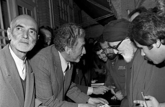 آدم ها در صفِ انتظار جمهوری اسلامی| ۱۲ فروردین ۱۳۵۸