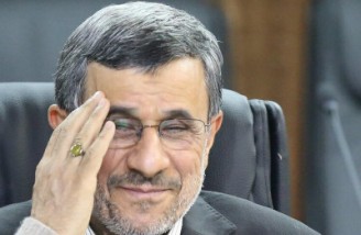 احمدی‌نژاد خودش را در جایگاه ولیّ خدا می بیند