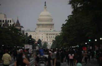 معترضان آمریکایی کاخ سفید را برای مدتی تعطیل کردند