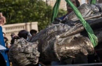 مجسمه های کریستف کلمب در آمریکا پایین کشیده می شوند