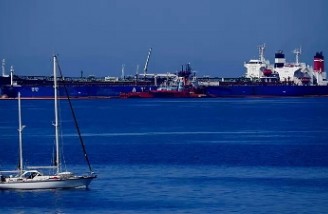 کشتی حامل نفت ایران در یونان پس از شش ماه رفع توقیف شد
