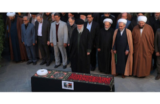 اقامه نماز رهبر انقلاب بر پیکر آیت‌الله امامی کاشانی