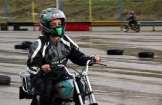 موتورسواری بانوان خلاف قانون است