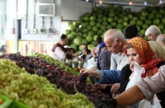 خیلی از مردم ایران توان خرید میوه را ندارند