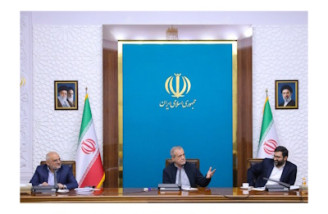 همگان پای‌کار بیایند