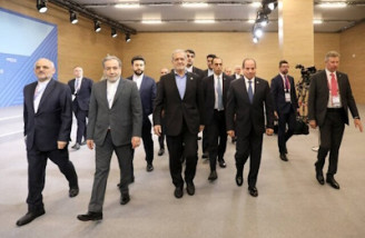 خورشید در حال طلوع از شرق است