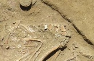 ۴ گور دوره مس و سنگ در تپه اهرنجان کشف شد