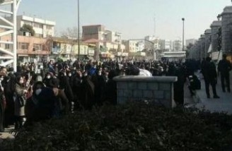 مالباختگان بازار بورس ایران در مقابل مجلس تجمع کردند